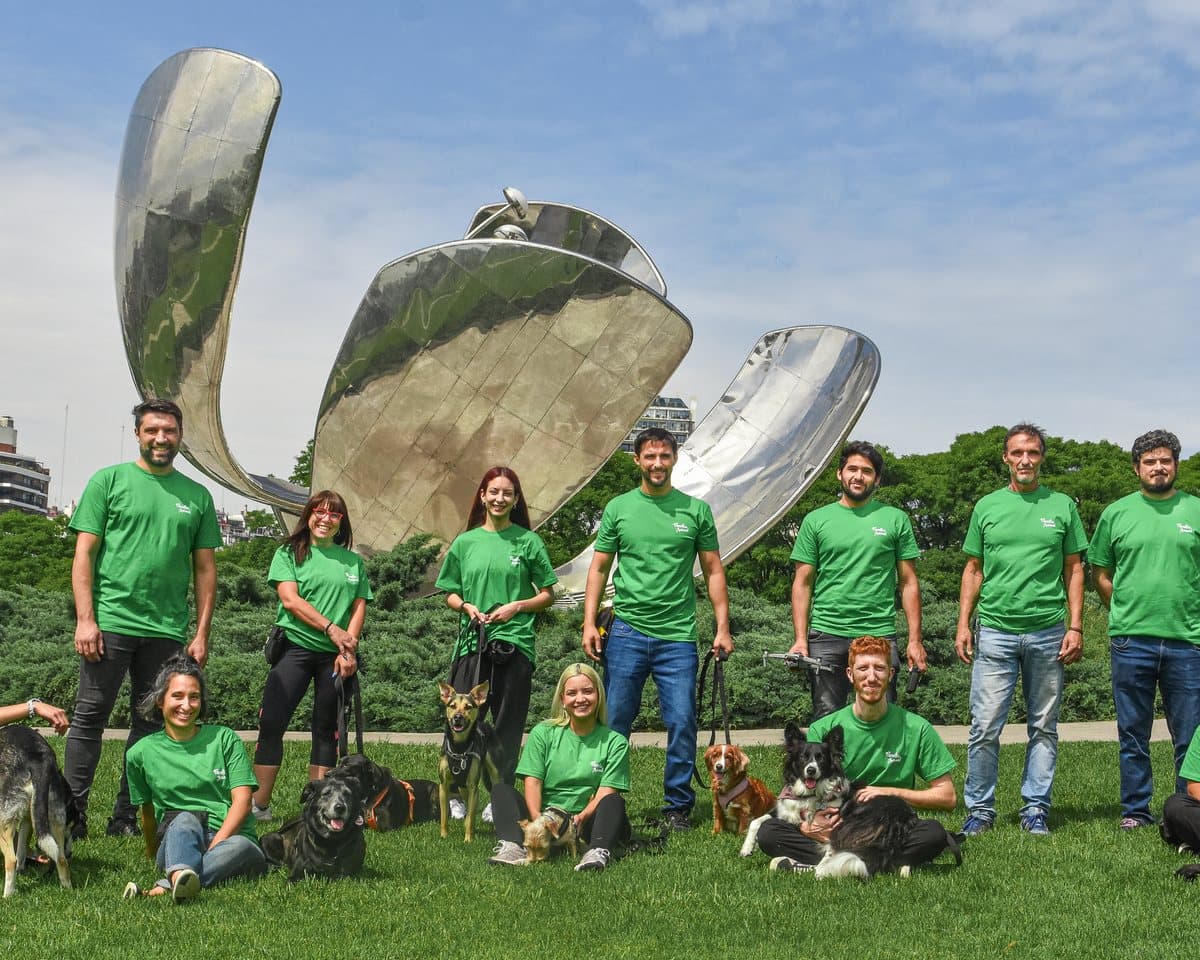 El equipo de educadores de Filosofía Animal con sus perros en el parque
